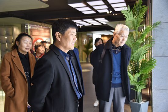 罗村镇党委、村域党支部到j9品牌真人第一
文化馆开展“不忘初心 牢记使命”主题教育活动80